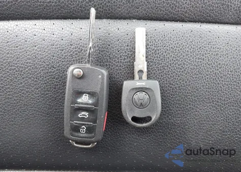 2010 Volkswagen Jetta Wolfsburg Edition z USA, uszkodzony, nr VIN 3VWRA7AJ7AM095835